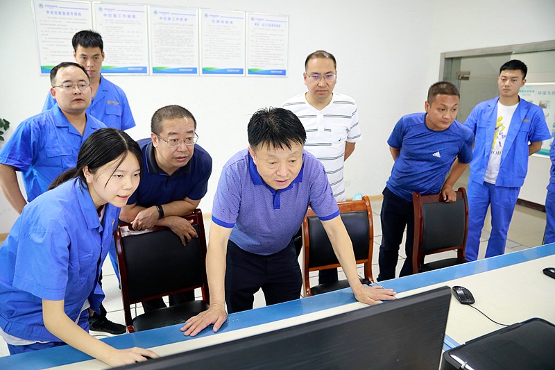 熊良虎在镇安污水处理厂调研时指出：以守护人民群众喝上清洁的水、、、放心的水为出发点，助力打好碧水守卫战