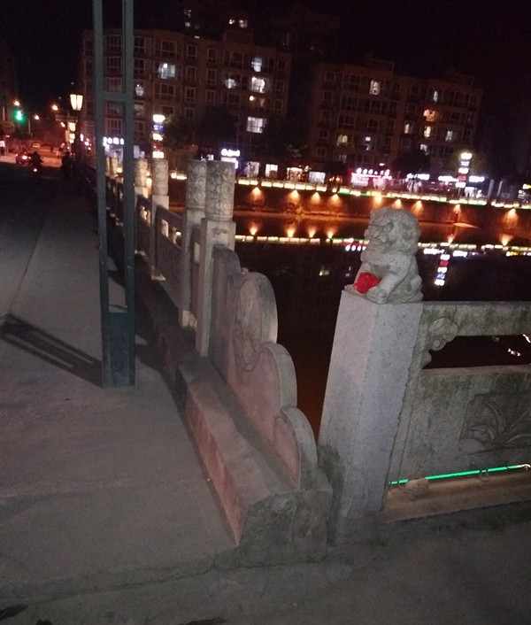 老人翻出大桥护栏欲轻生！危急时刻水情形公司职工一把拽住