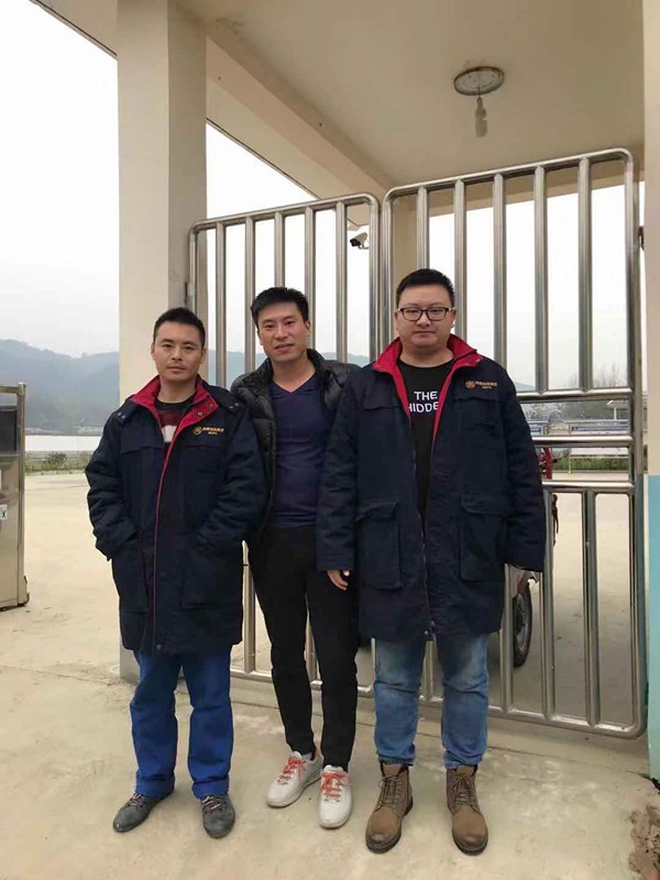 老人翻出大桥护栏欲轻生！危急时刻水情形公司职工一把拽住