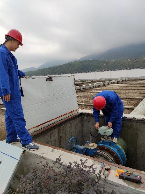 老人翻出大桥护栏欲轻生！危急时刻水情形公司职工一把拽住