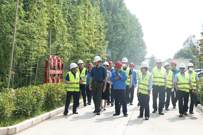 省委组织部副部长范永斌到永利yl65335集团调研