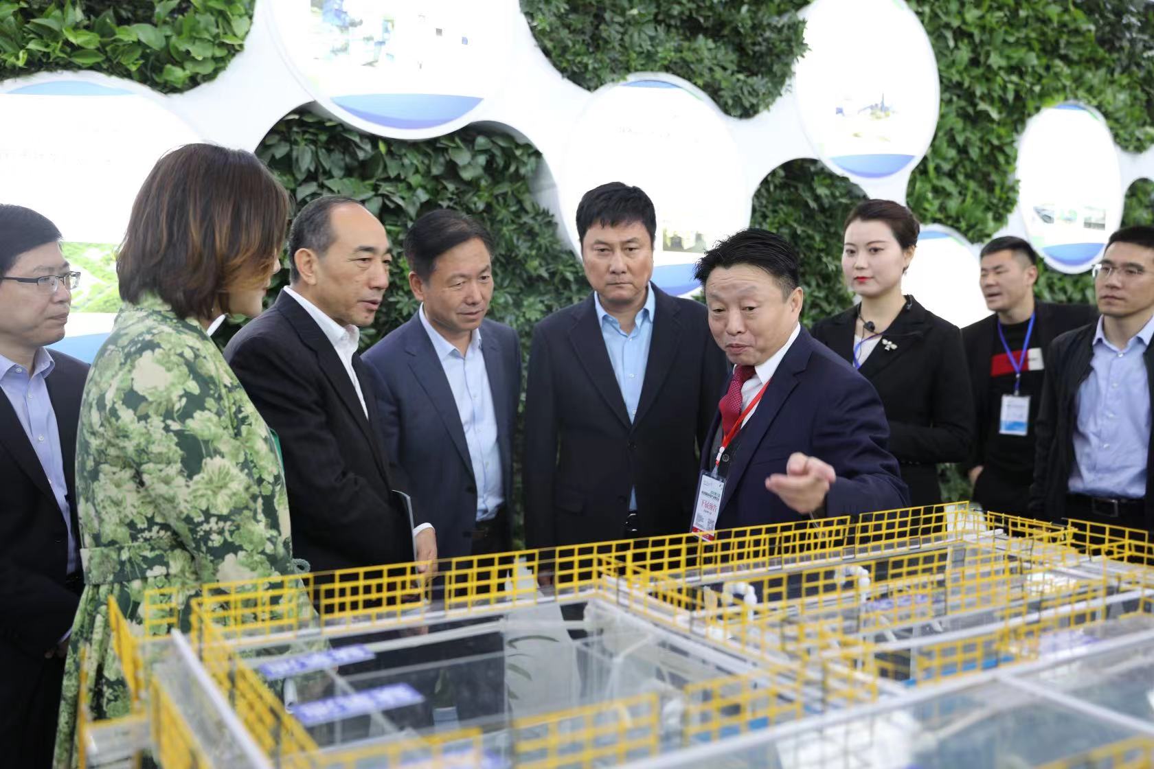 陕西省人大常委会副主任、省总工会主席郭大为一行旅行我公司笔直流迷宫手艺