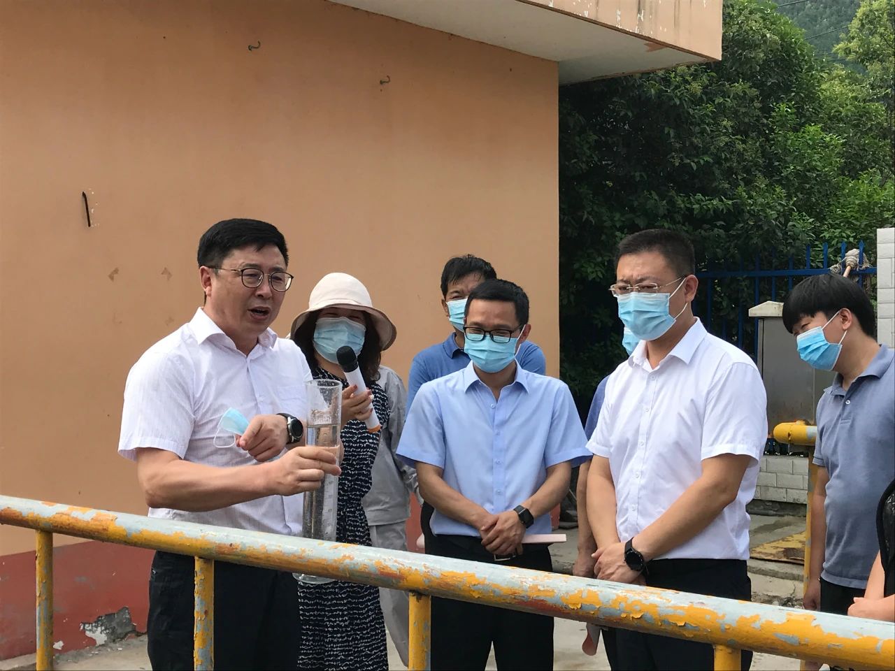 丹凤县政协主席周建政一行到丹凤县污水处理厂开展县域生态情形；；；ぷㄌ獾餮