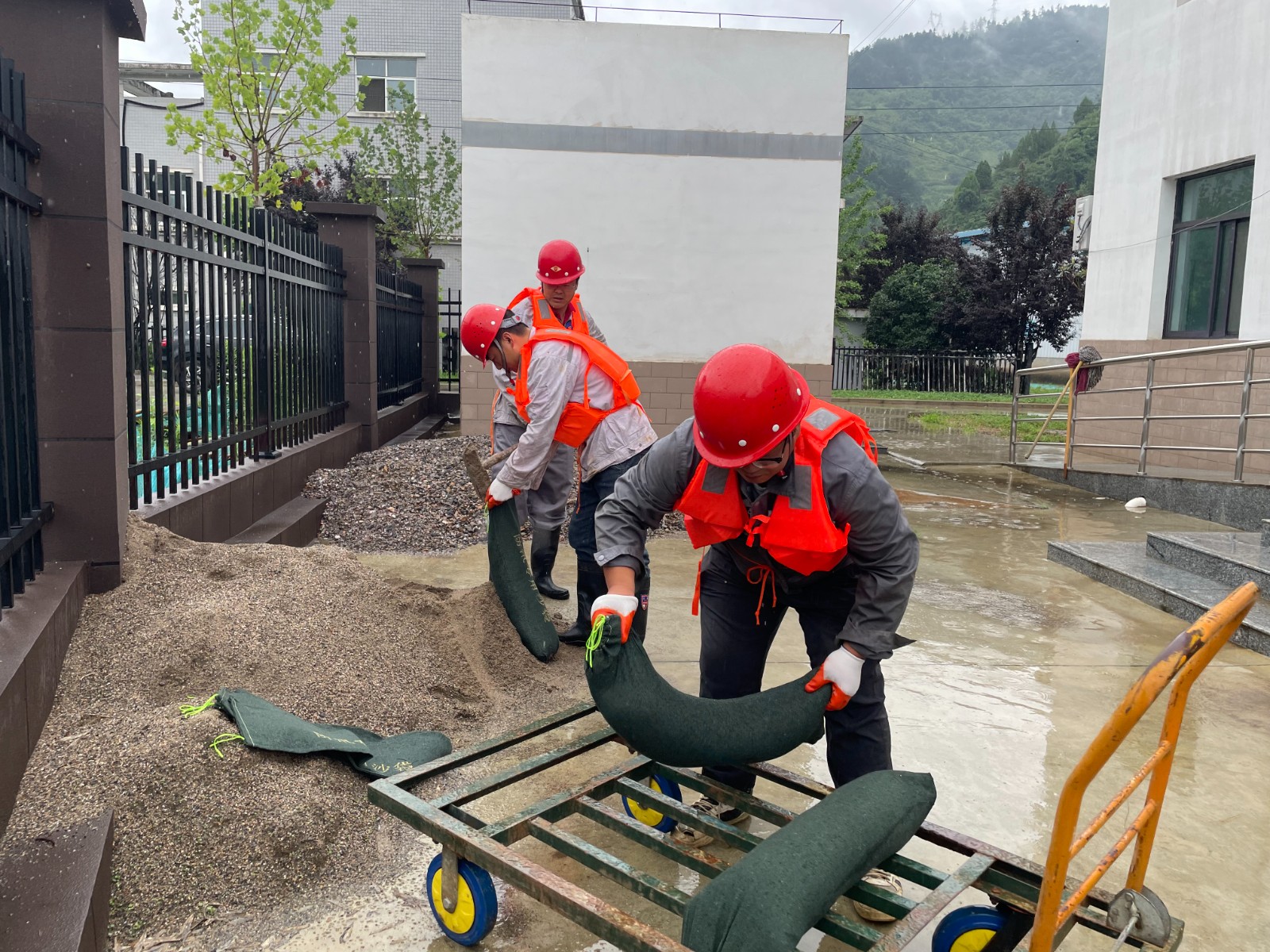 水情形公司：绝不松懈强继承 守牢防汛清静线